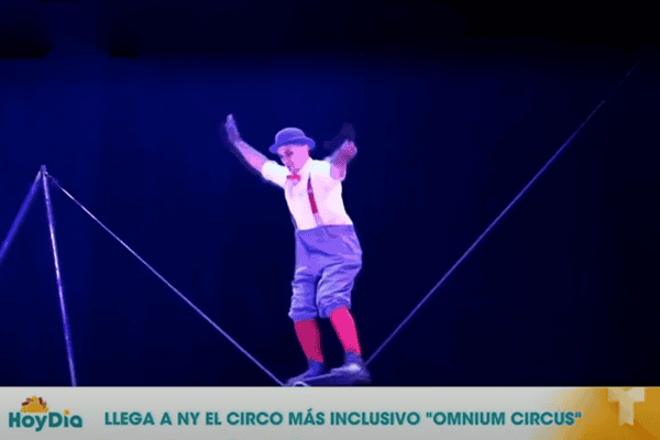 omnium hoy dia telemundo a man balancing on a rollo bollo on a slack line