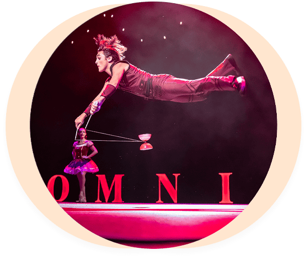 Elan España: Diabolos, A man flies through the air as a woman looks on. "Omnium" appears in big red letters.